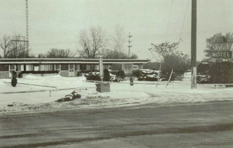 Skylark Motel - 1972 Yearbook Ad  (newer photo)